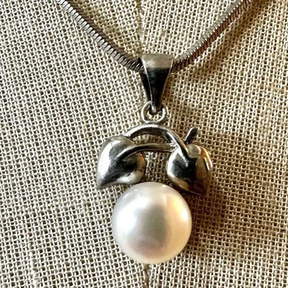 Silver tone faux pearl leaf pendant necklace